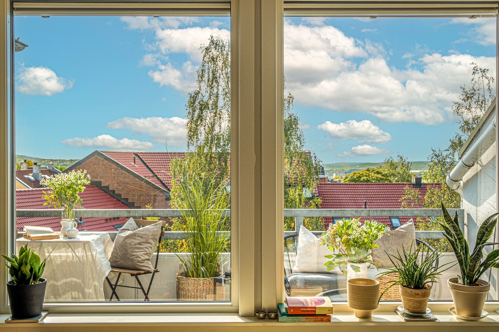Vakker og frodig utsikt fra stuen. Galleribilde