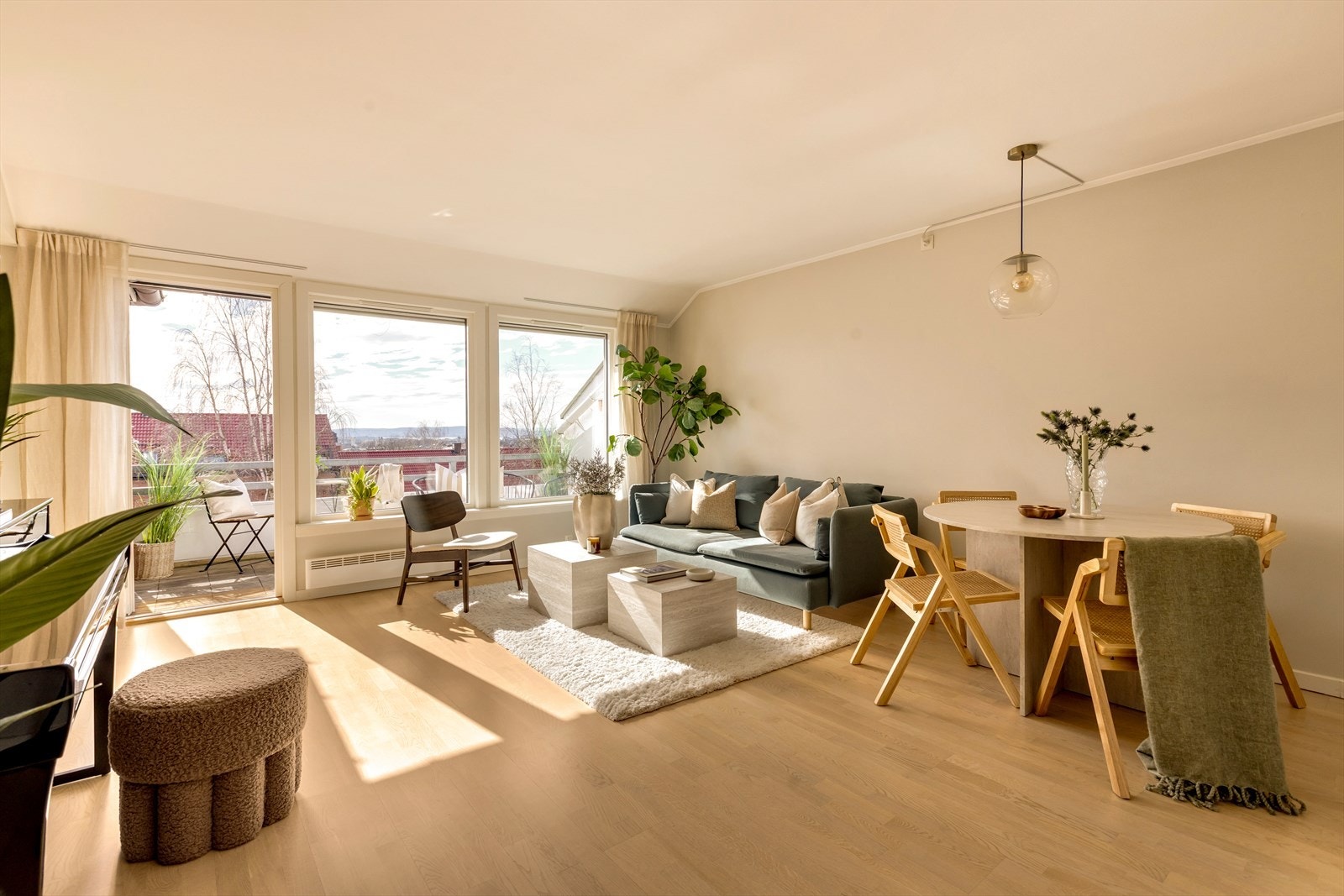 En lys og gjennomgående toppleilighet med god planløsning og en innbydende standard. Galleribilde