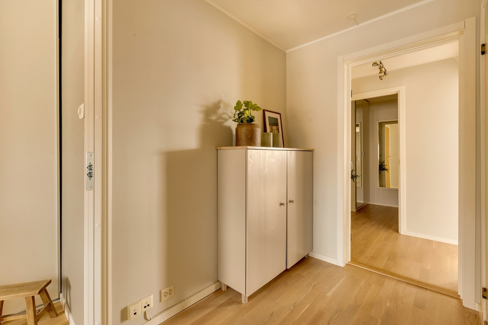 Entréen gir et lyst og ryddig førsteinntrykk, med en praktisk garderobeløsning som sørger for god oppbevaringsplass. Galleribilde