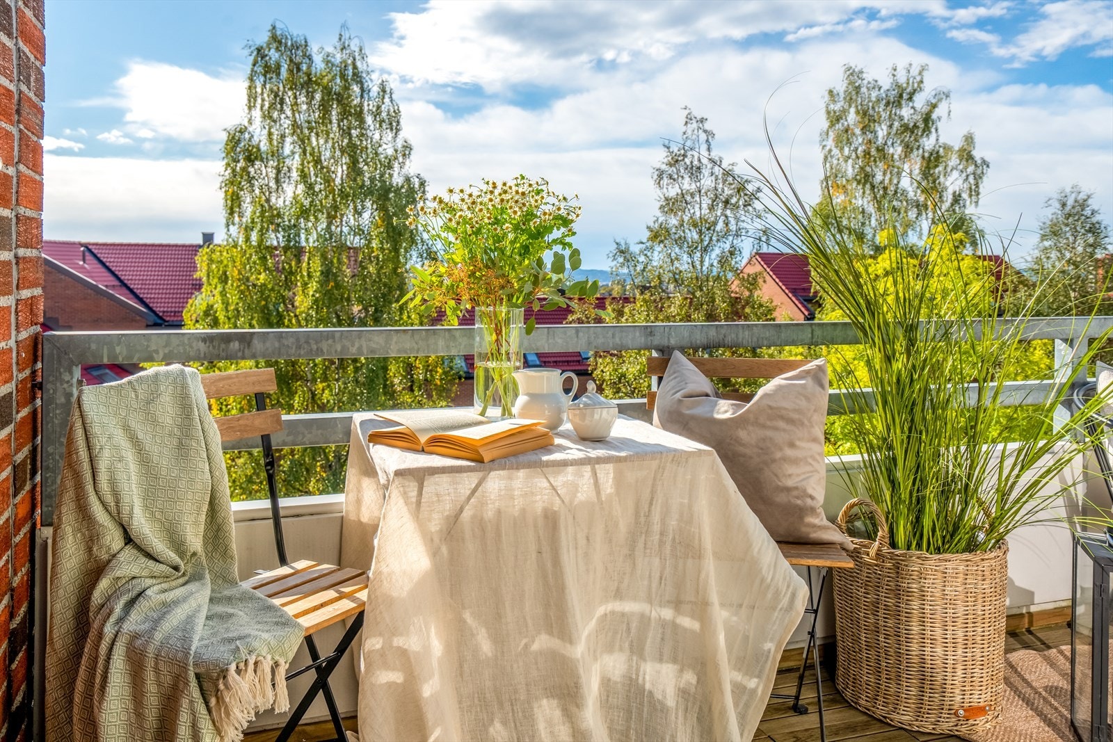 Balkongen byr på gode solforhold sommerstid, fra ca. kl. 09:00 til 19:00, perfekt for både morgenkaffe og sene sommerkvelder. Galleribilde