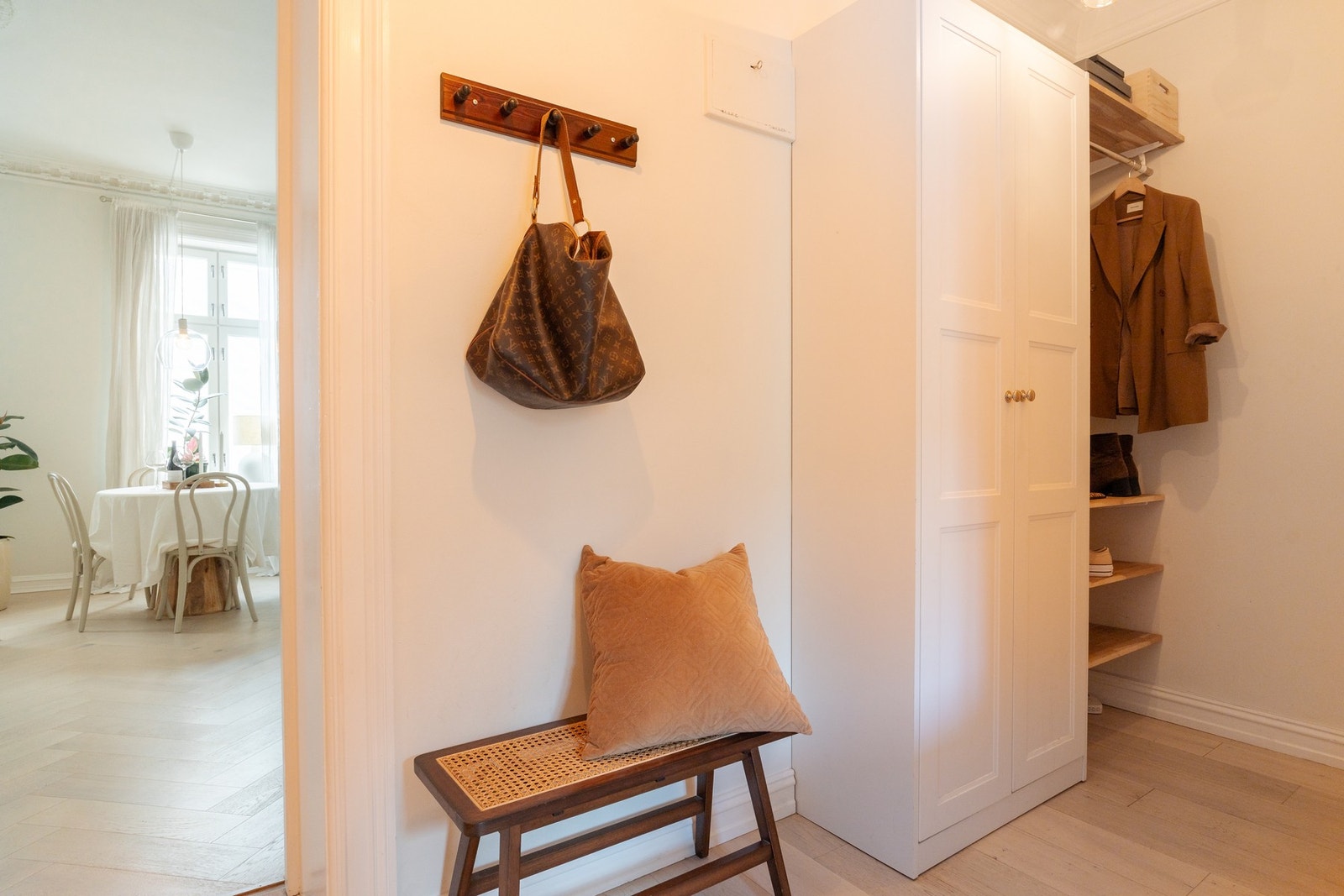 Leiligheten har en hyggelig entré med plassbygget garderobe som gir gode oppbevaringsmuligheter. Galleribilde