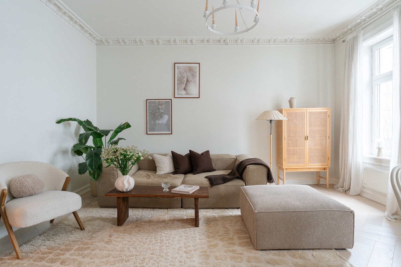 Leiligheten kombinerer klassisk sjarm med moderne løsninger, og byr på originale detaljer som vakker rosett og stukkatur. Galleribilde