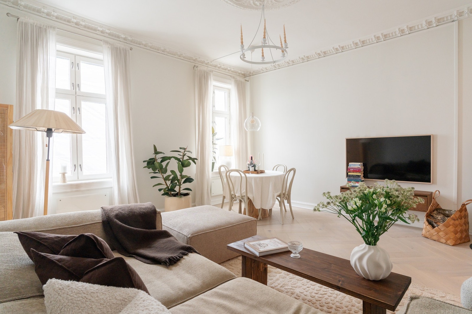 Store, klassiske vindusflater gir rikelig med naturlig lys og en luftig romfølelse - gjennomgående for hele leiligheten. Galleribilde