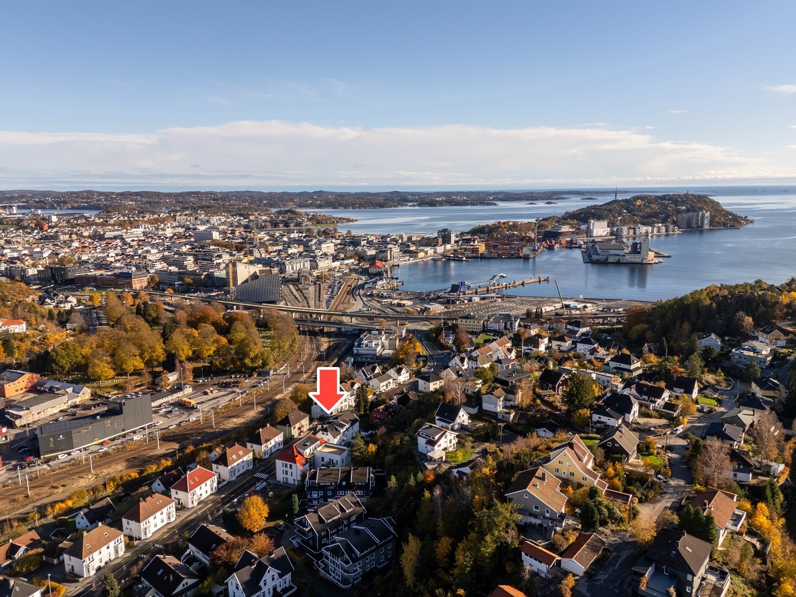 Fra leiligheten spaserer du til Kvadraturen på noen minutter, samtidig som at du er skånet for det meste av byens larm. Galleribilde