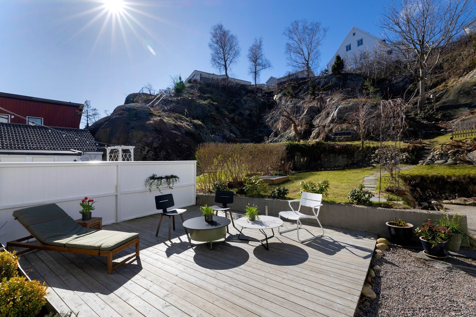 På plassen bak er det sol fra tidlig formiddag til sen kveld om sommeren. Galleribilde