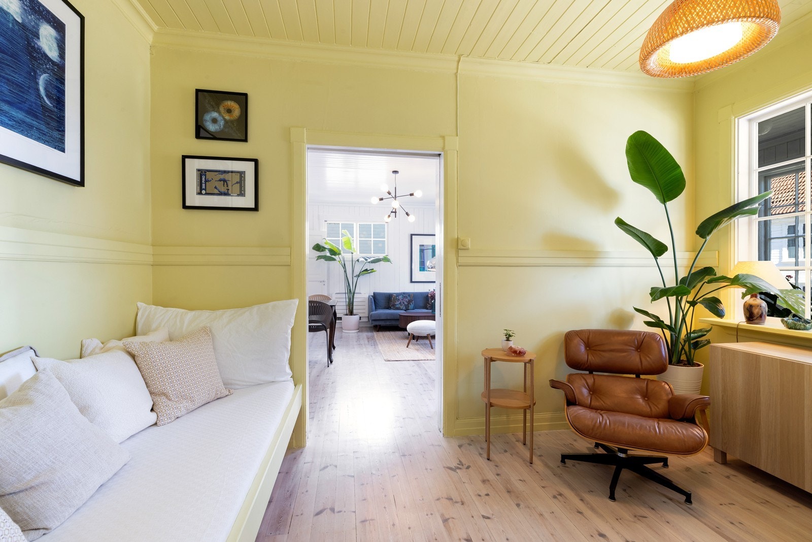 Det gule rommet tar oss elegant tilbake til stuen. Galleribilde