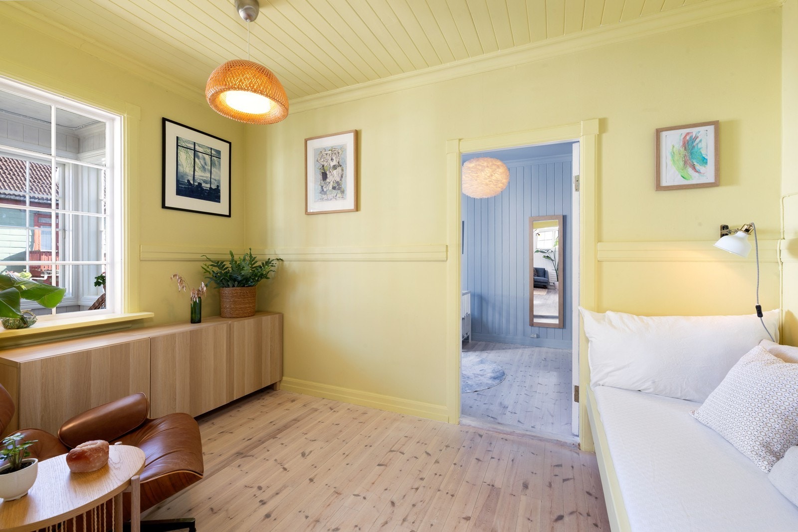 Det første av soverommene er malt i en lys gul farge og har samme gode takhøyde som i stue. Perfekt som gjesterom, barnerom eller kanskje TV-stue? Galleribilde