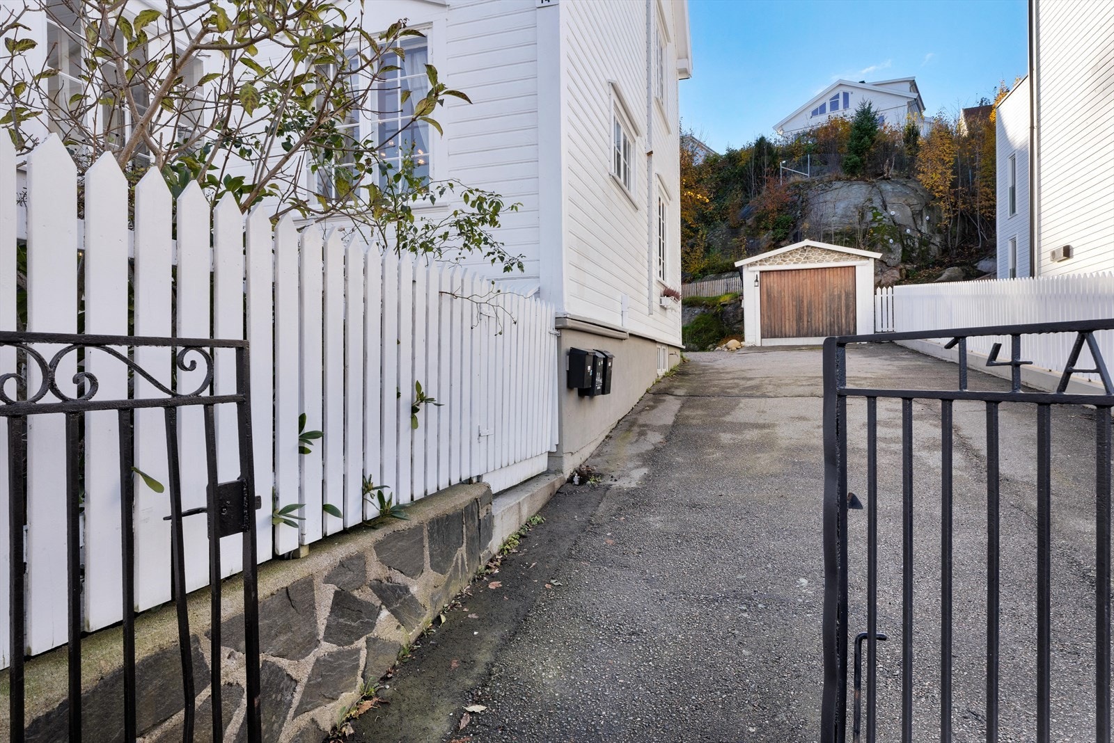 Boligen har parkering på felles tomt. Legg også merke til adresse i smijernsport. Galleribilde