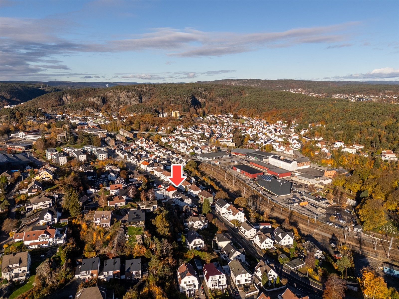 Her bor du midt i smørøyet med kort vei til både Ravnedalen og Bryggeritomta med klatresenter, butikker og pub! Galleribilde
