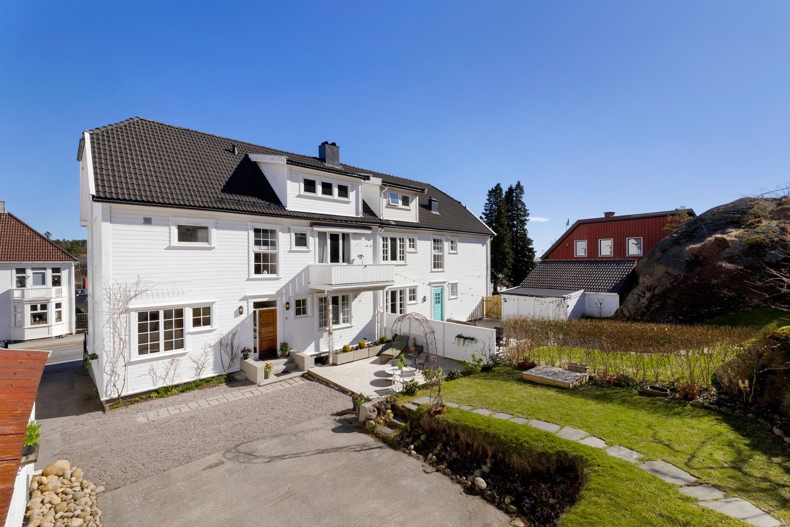 Sameiet består av tre leiligheter med romslig og pent opparbeidet felles tomt. Galleribilde