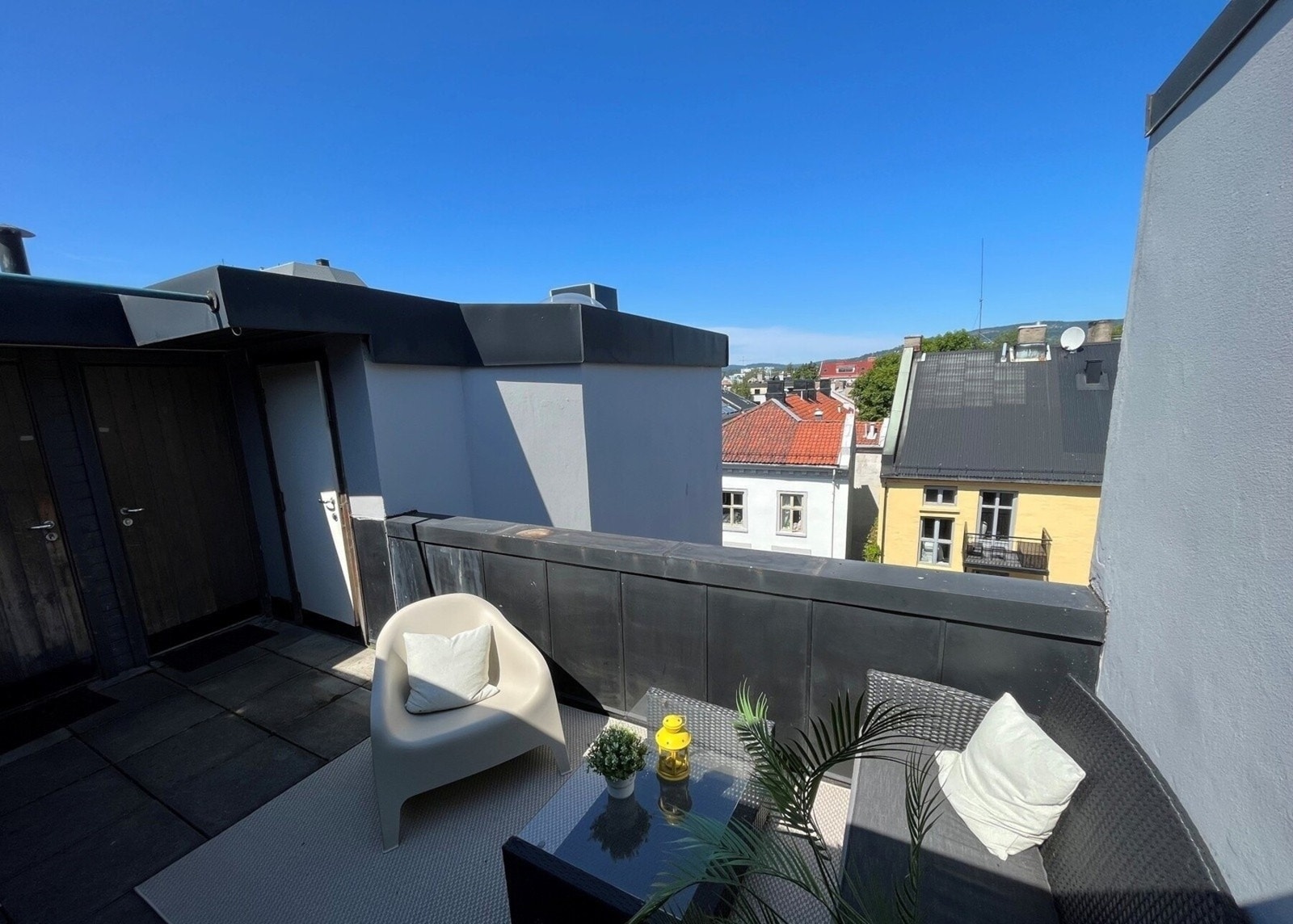 Felles takterrasse hvor du kan nyte sol og utsikt og hyggelig selskap Galleribilde