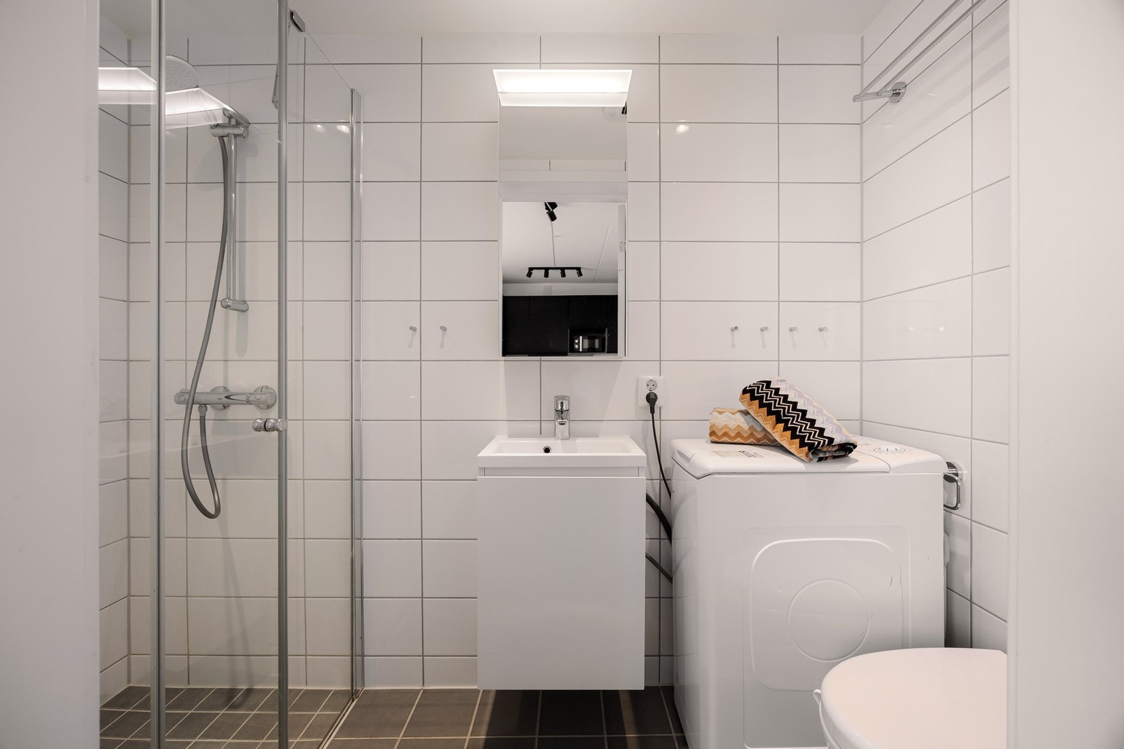 - HYBELDEL: Flislagt baderom med varme i gulv og opplegg for vaskemaskin. Balansert ventilasjon - Galleribilde