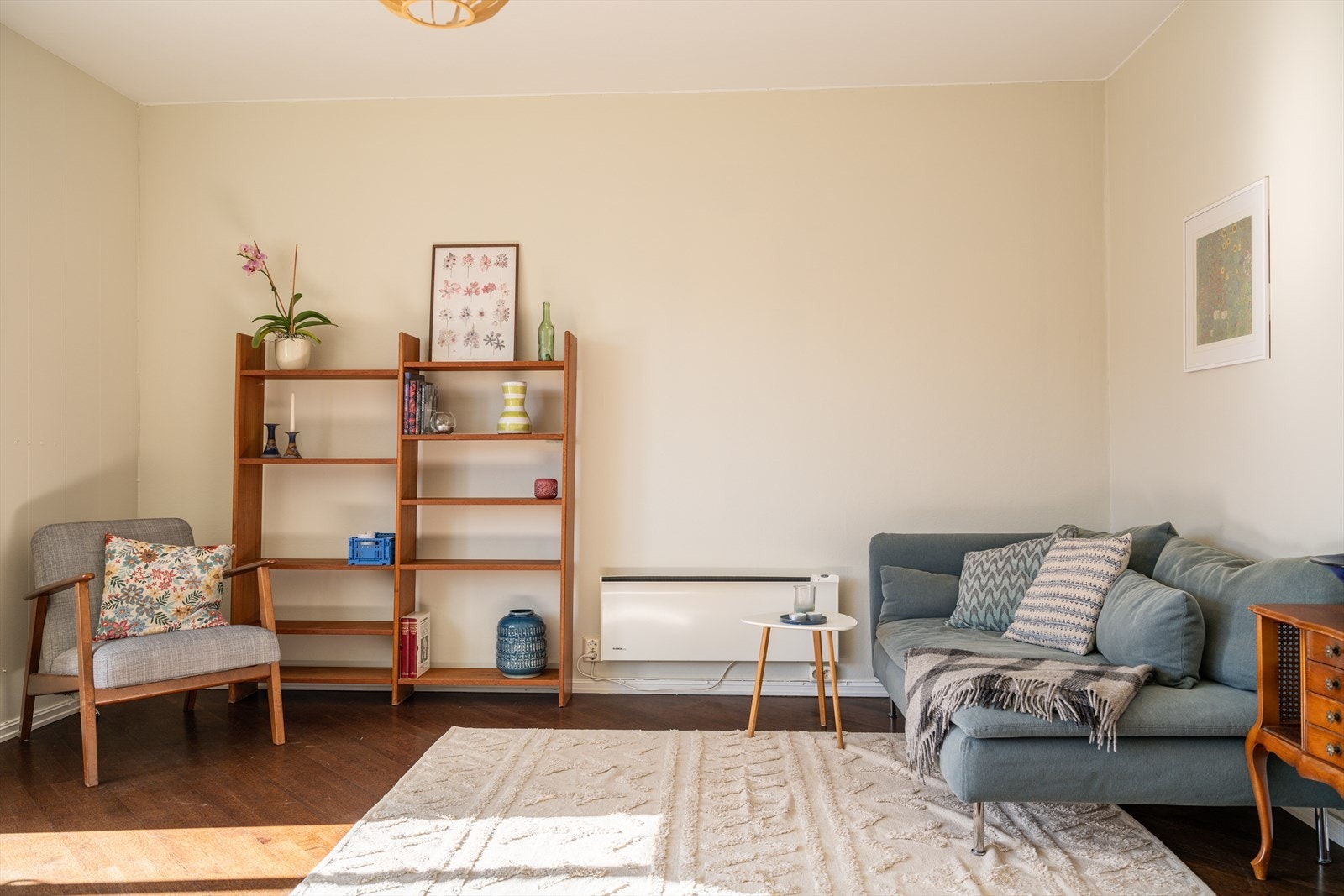 Stuen har en fin planløsning med god plass til sofa, spisebord og tilhørende møbler. Galleribilde