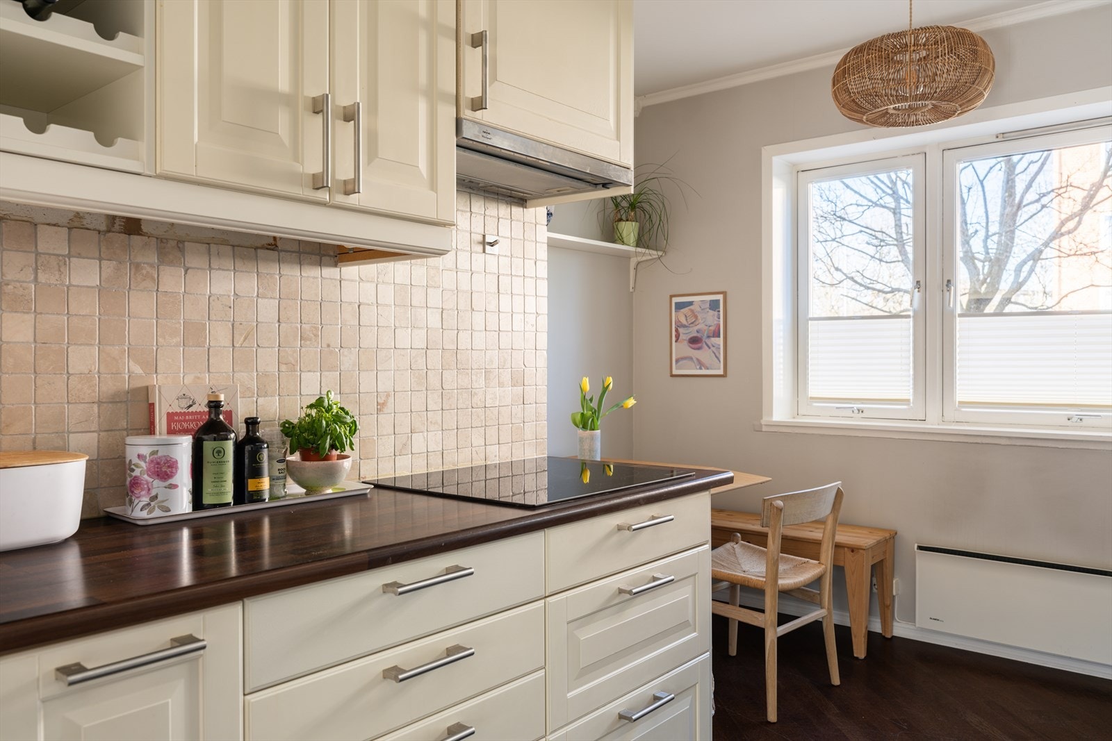 Kjøkkenet er utstyrt med laminert benkeplate, oppvaskkum med ettgreps blandebatteri, kokeplate, stekeovn, mikrobølgeovn, oppvaskmaskin samt kjøle-/fryseskap. Galleribilde