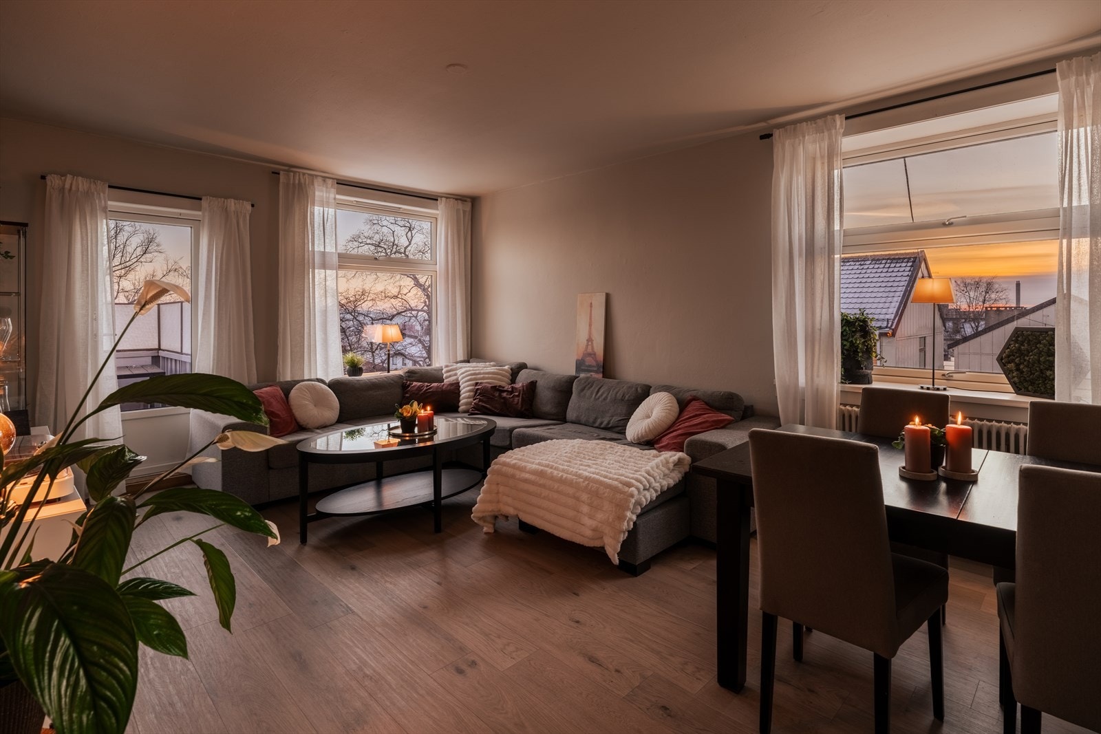 Leiligheten har en separat og romslig stue med god plass til både sofagruppe og spisebord. Galleribilde