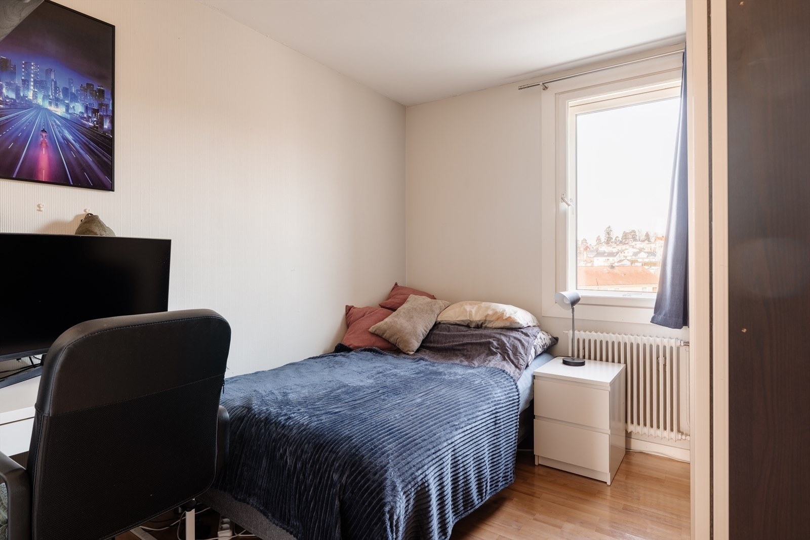 Leiligheten har tre soverom, som gir fleksibilitet for familier, par eller til hjemmekontor. Galleribilde