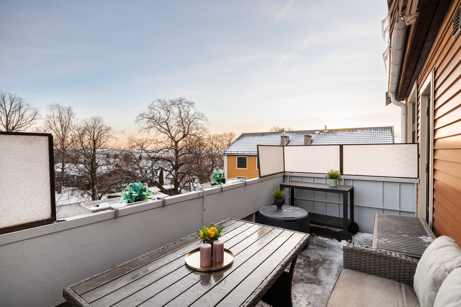 Den sydøstvendte balkongen har flott utsikt over nærområdet. Galleribilde