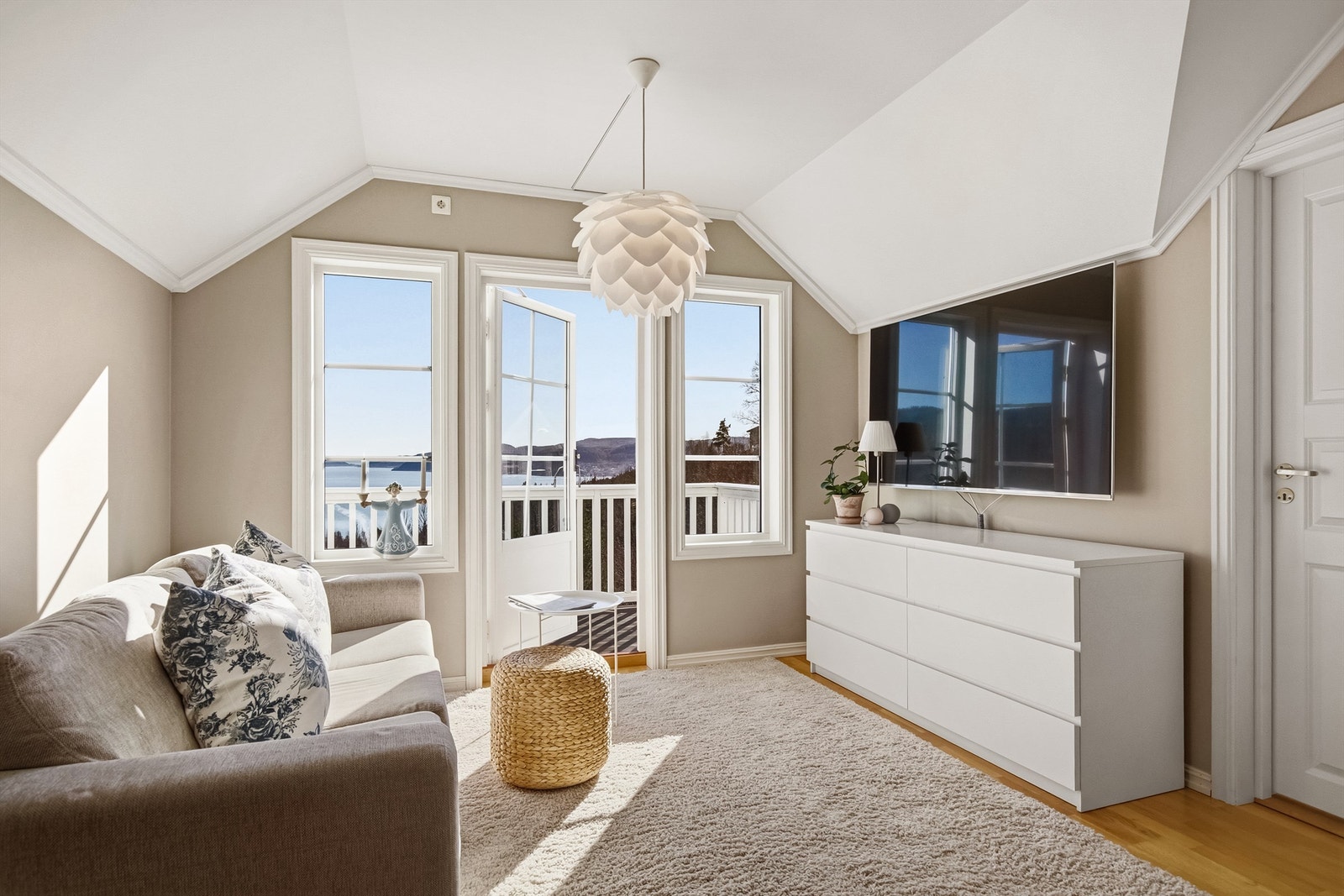 Loftstue med plass til sofaløsning og tv-seksjon. Utgang til en solrik balkong på ca 5 kvm Galleribilde