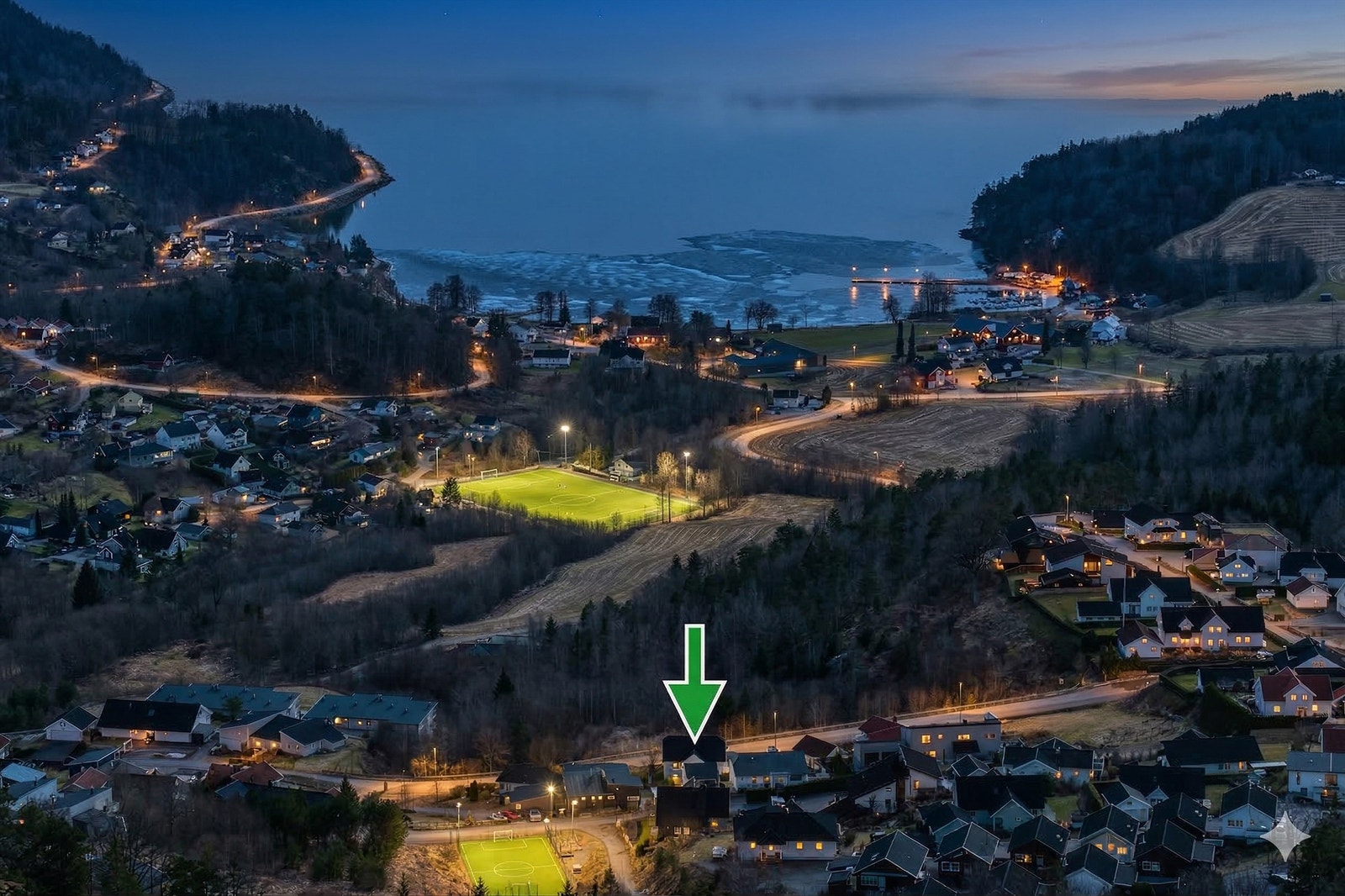 Huset ligget høyt og luftig til med fotballbaner, klatrevegg, turmuligheter, Drammensfjorden, samt. skole og barnehage i nærheten Galleribilde
