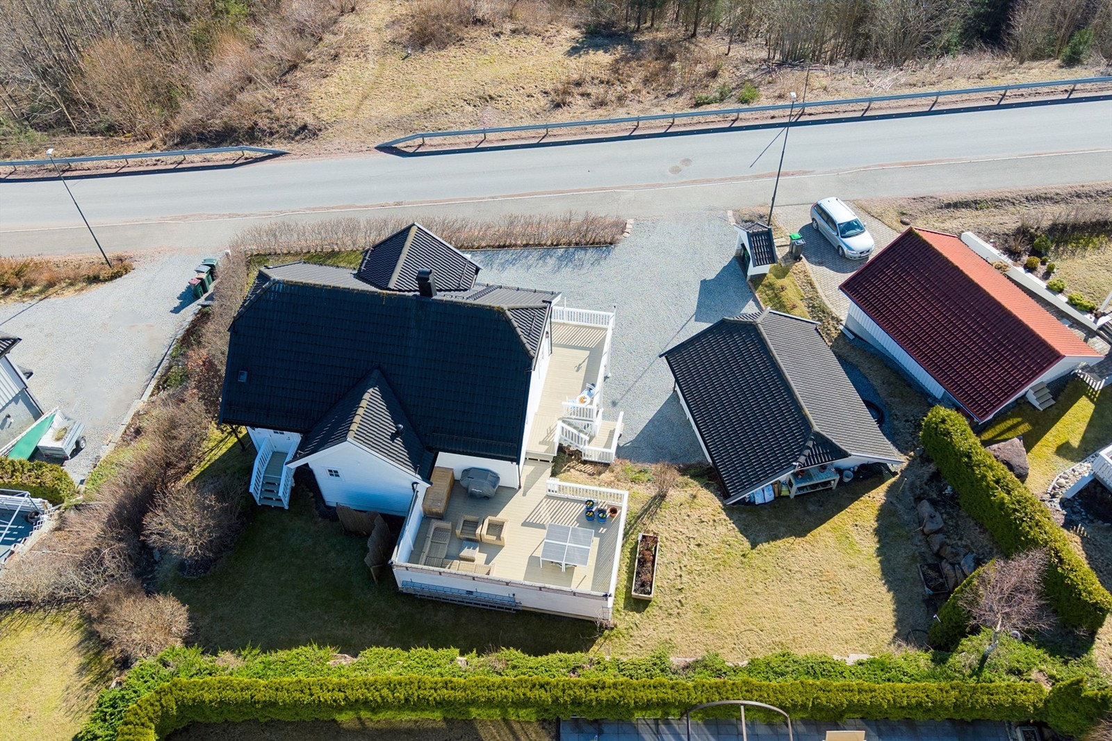 Tomten er godt utnyttet med romslig gårdsplass, dobbelgarasje, pent opparbeidet hage, ca. 68 kvm terrasser og platting, samt opparbeidet hekk som omkranser tomtegrensen for en mer privat og skjermet hage Galleribilde