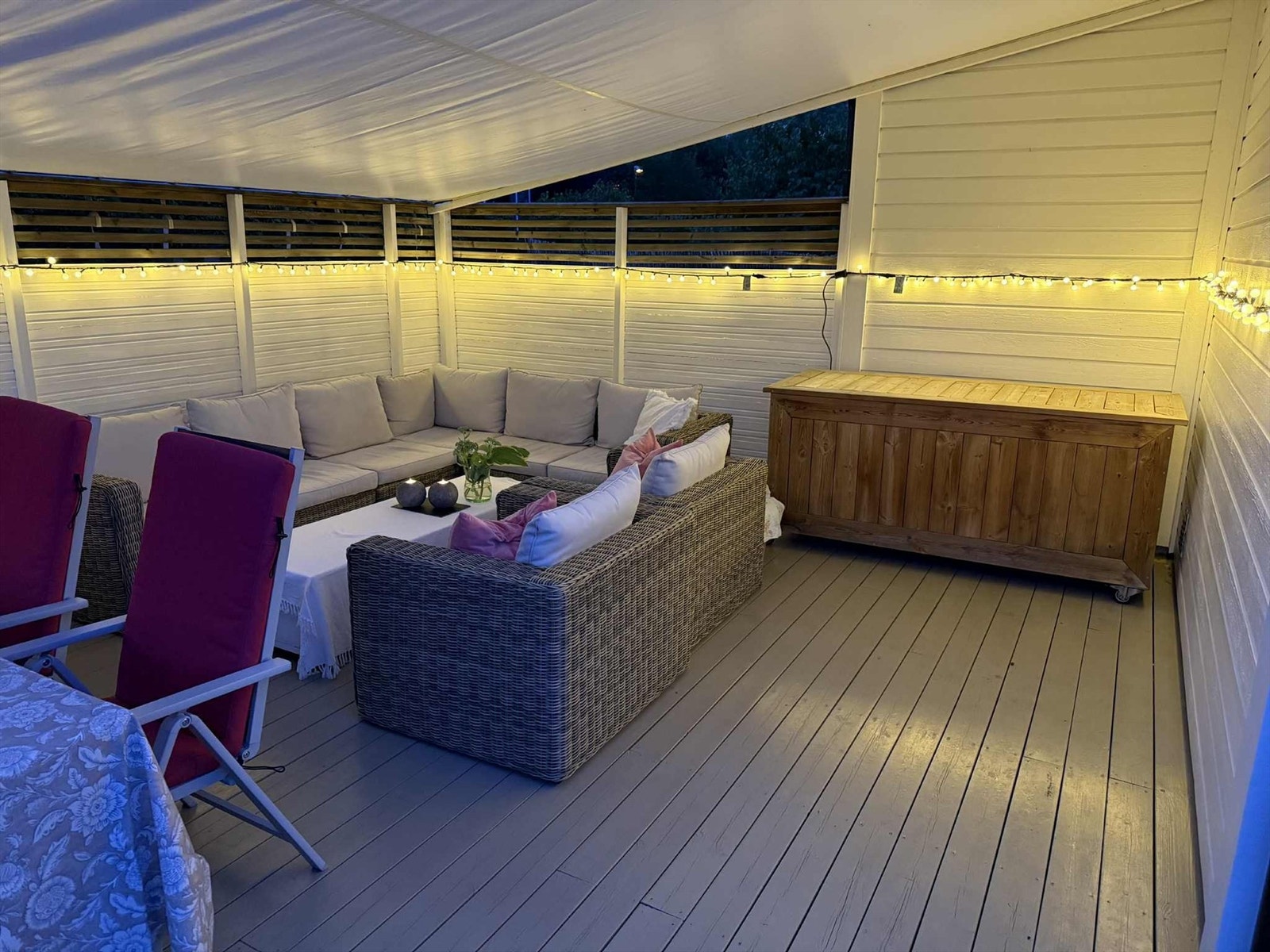 Selgers private bilde av terrasseplattingen. Her er det plass til både sofahjørne og spisebord Galleribilde