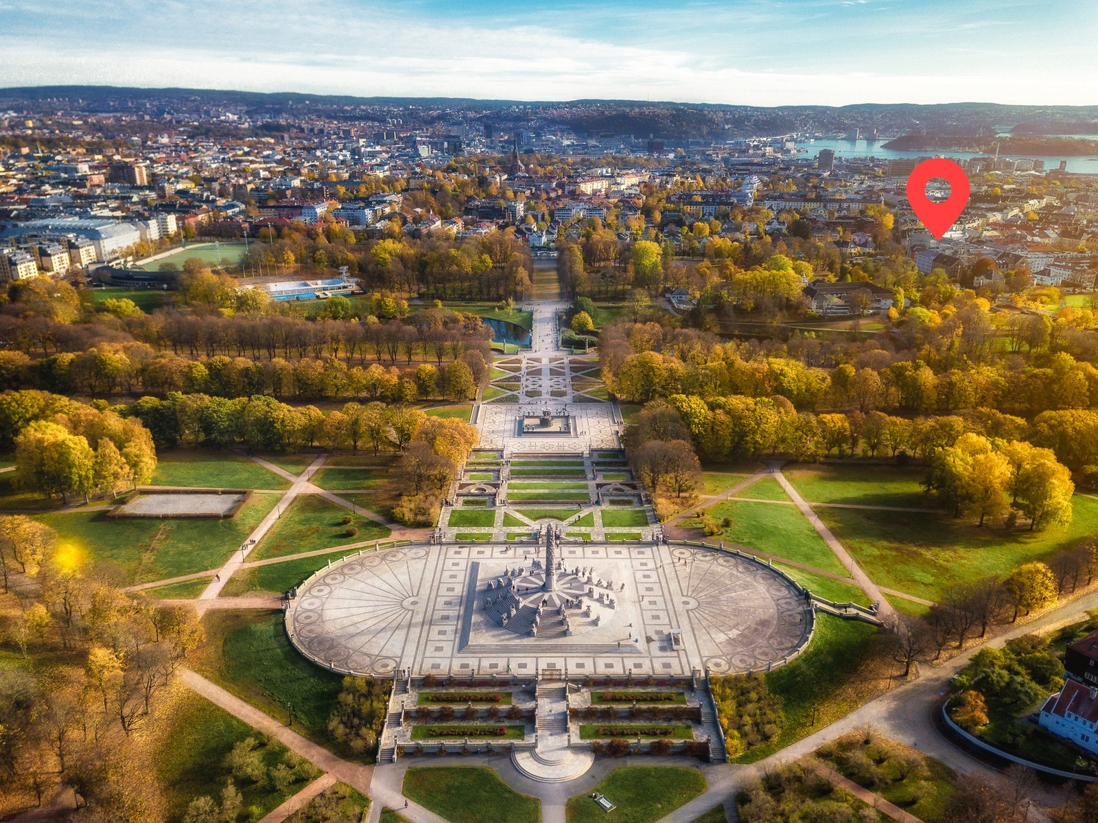Leiligheten har Frognerparken som nærmeste nabo. Her finner du også Frognerbadet som i øyeblikket renoveres og åpner i ny drakt 2027. Galleribilde