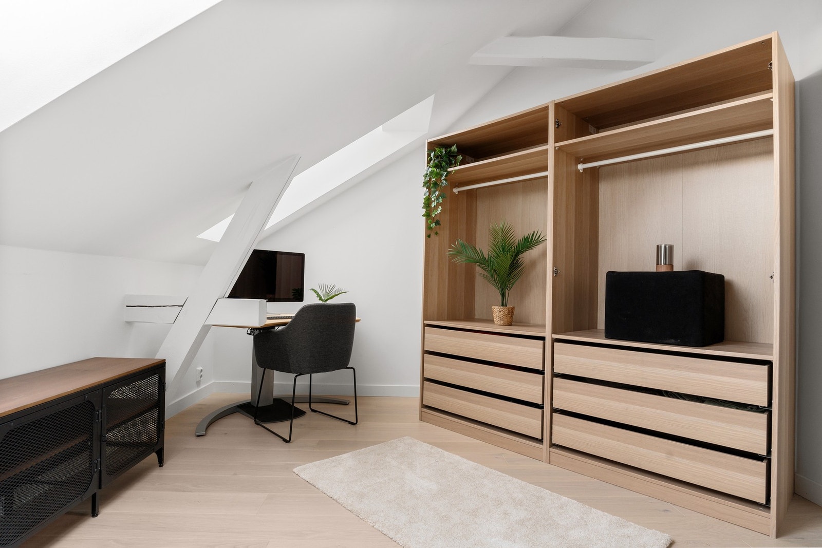 Soverom 1. er brukt som gjesterom og hjemmekontor. To store takvinduer gir godt med dagslys. Galleribilde