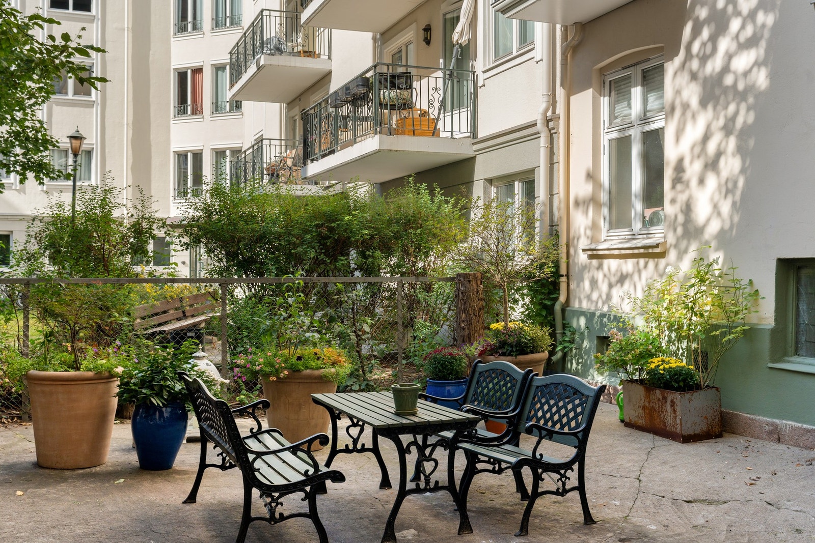 Bakgården er tilrettelagt med beplantning, busker, asfalterte flater og sykkelparkering, noe som gir et praktisk og trivelig uteområde for beboerne. Galleribilde