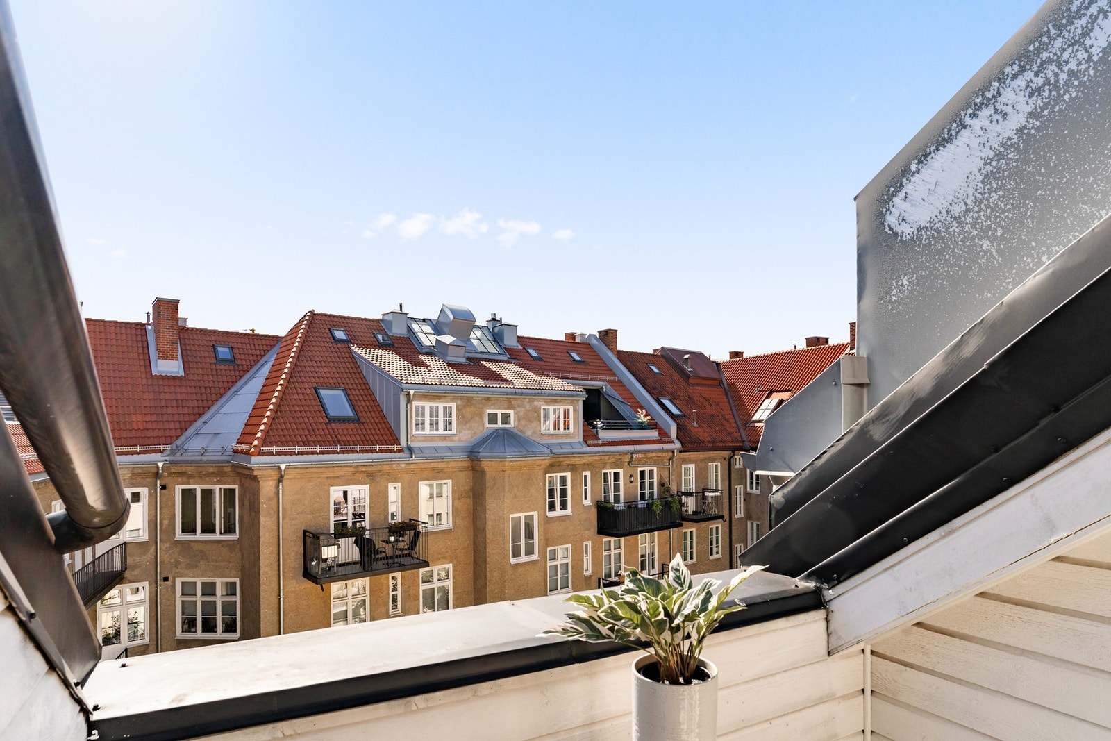 Sydvestvendt terrasse med sol hele dagen. Galleribilde