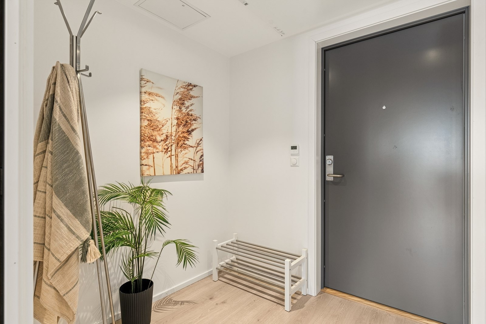 Entréen har vannbåren gulvvarme som gir en behagelig velkomst. Døren er lyd- og brannisolerende. Galleribilde