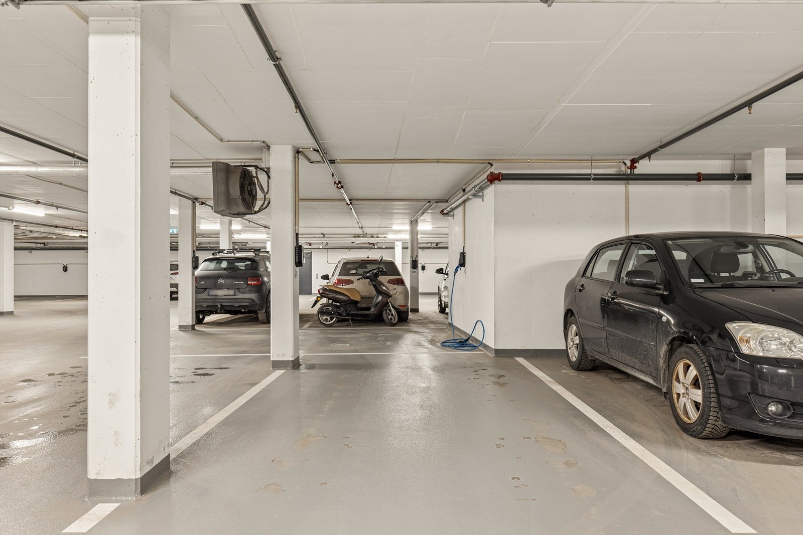 Det medfølger en fast garasjeplass med elbillader. Galleribilde