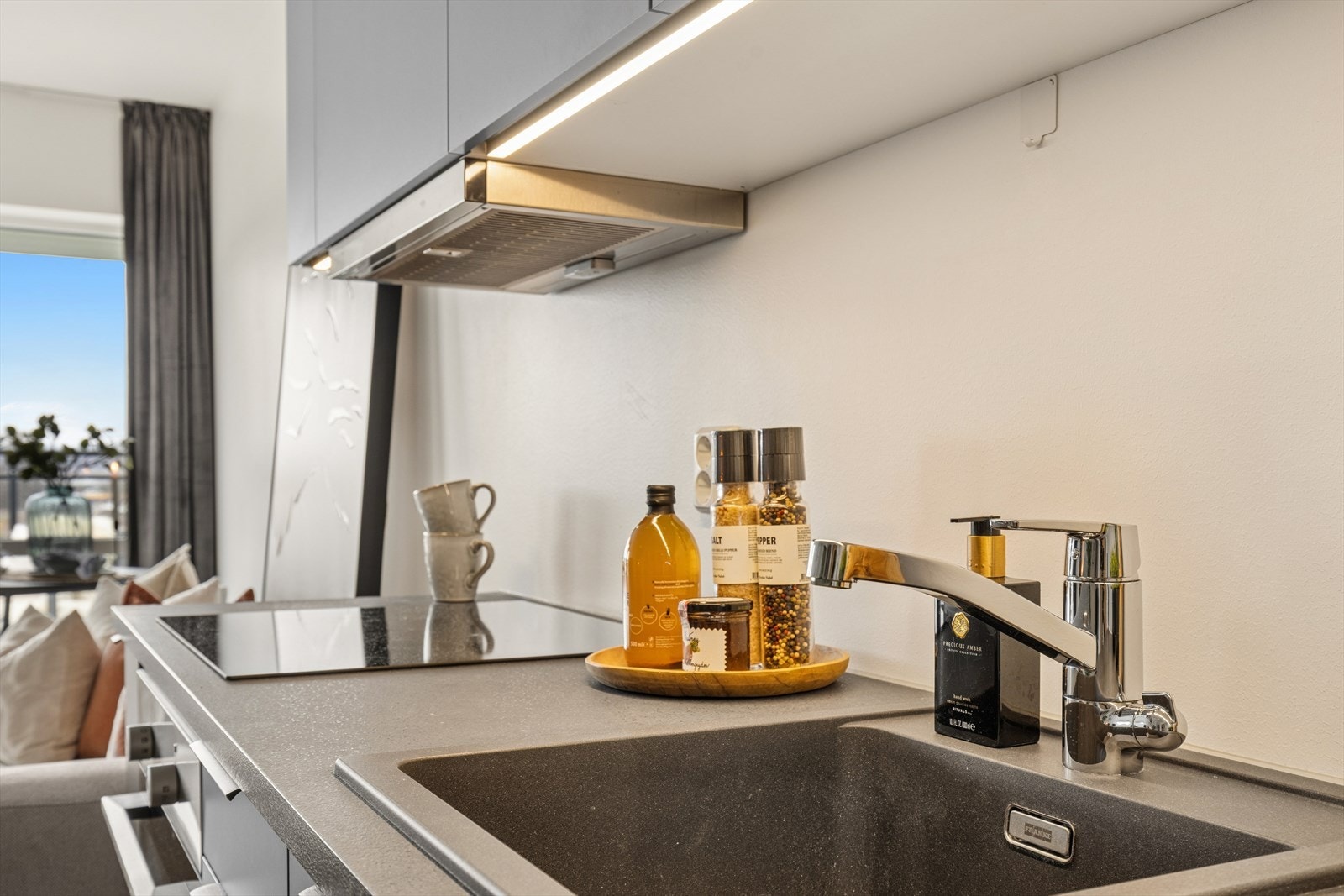 Kjøkkenet er utstyrt med komfyrvakt, vannstoppsystem og ventilator med kullfilter for et trygt og godt inneklima. Galleribilde