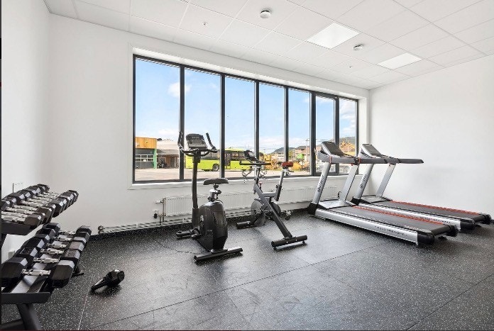 Det er gode muligheter for trening i felles trimrom i sameiet. Galleribilde