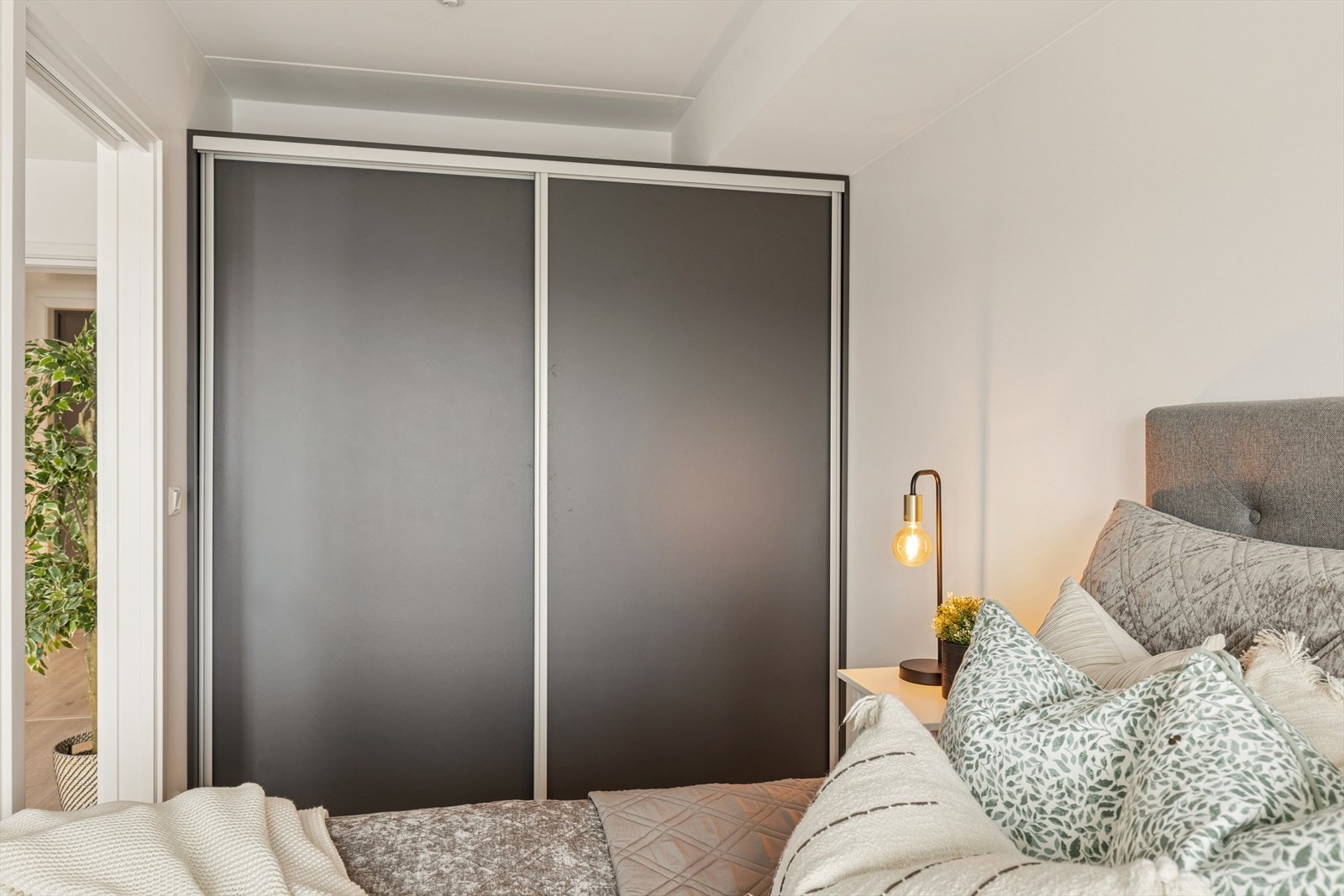 En romslig skyvedørsgarderobe gir rikelig med oppbevaringsplass. Galleribilde