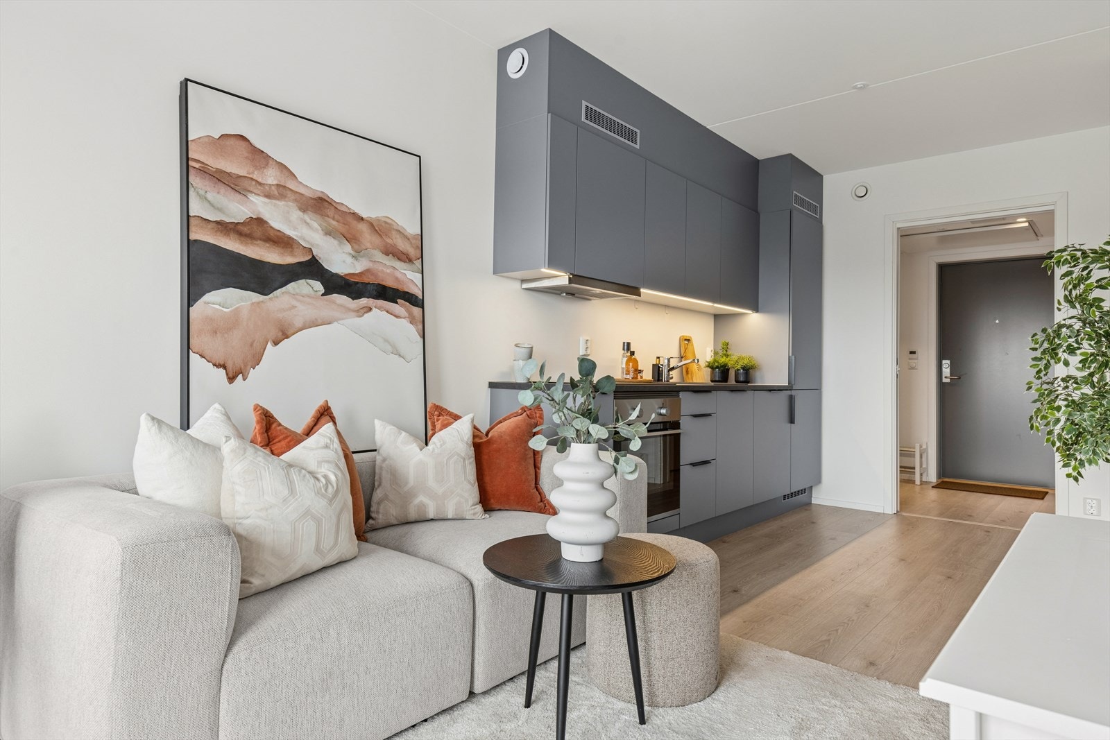 Stuen og kjøkkenet utgjør et sosialt allrom på nesten 16 m², med balansert ventilasjon som sikrer god luftkvalitet. Galleribilde