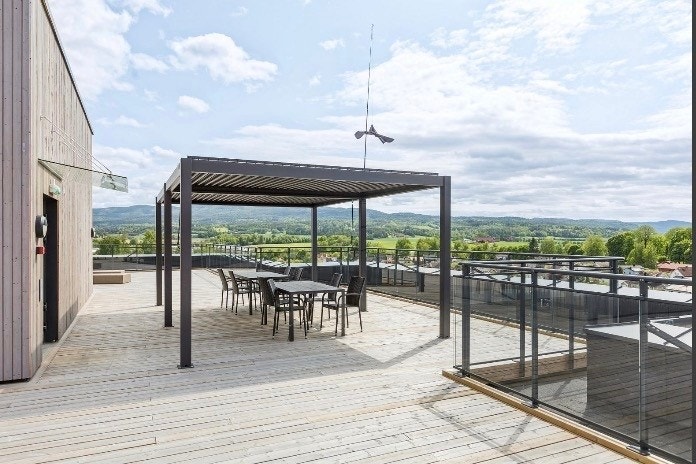 Stor solrik felles takterrasse. Galleribilde