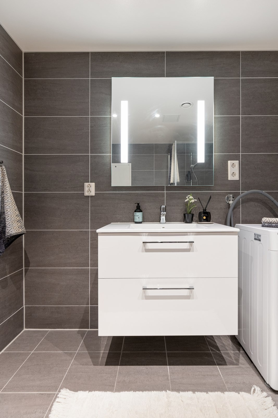 Badet er fra byggeåret 2022 og har elektrisk gulvvarme, flislagte overflater og servant i innredning. Galleribilde