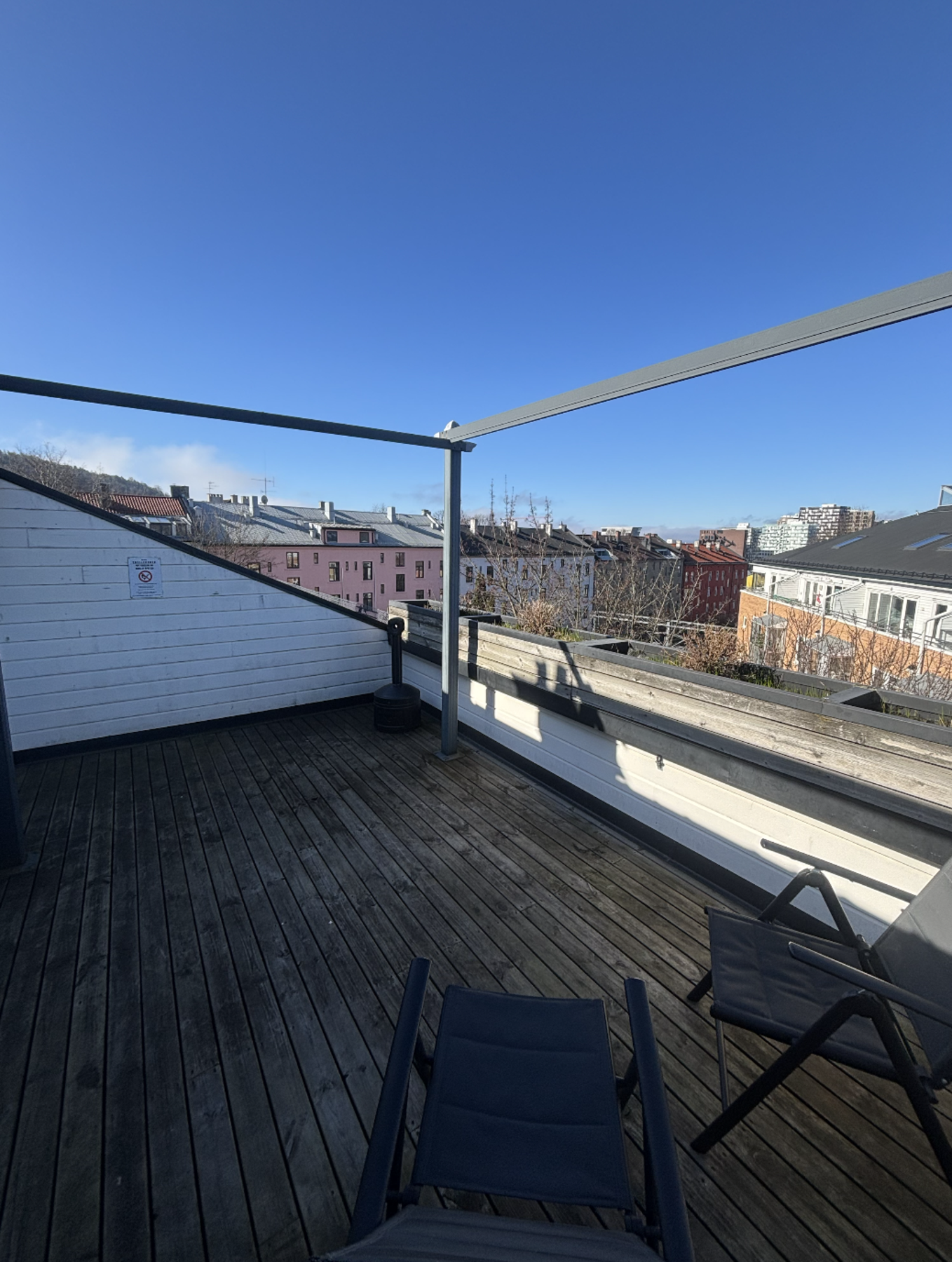 På loftet finner vi borettslagets store, vestvendte takterrasse. Et herlig sted å nyte sola! Galleribilde