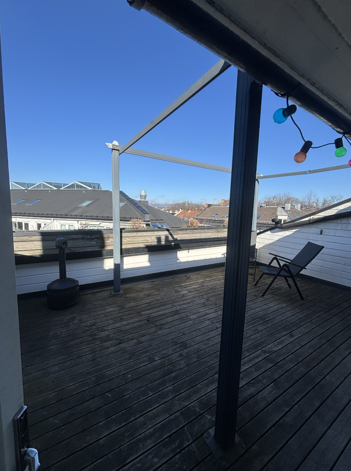 På loftet finner vi borettslagets store, vestvendte takterrasse. Et herlig sted å nyte sola! Galleribilde