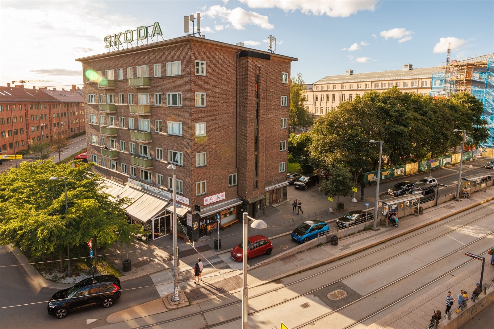 Fra boligen har man gangavstand til Carl Berner plass med gode kollektiv forbindelser og dagligvarebutikker - Galleribilde