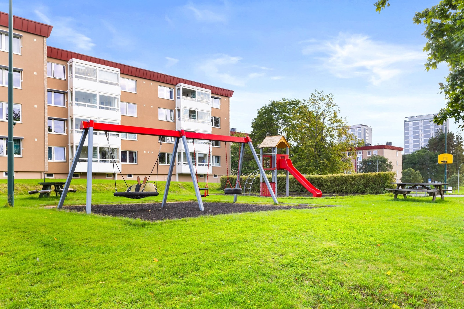 Borettslaget har flotte fellesområder med lekeplasser og sittegrupper Galleribilde