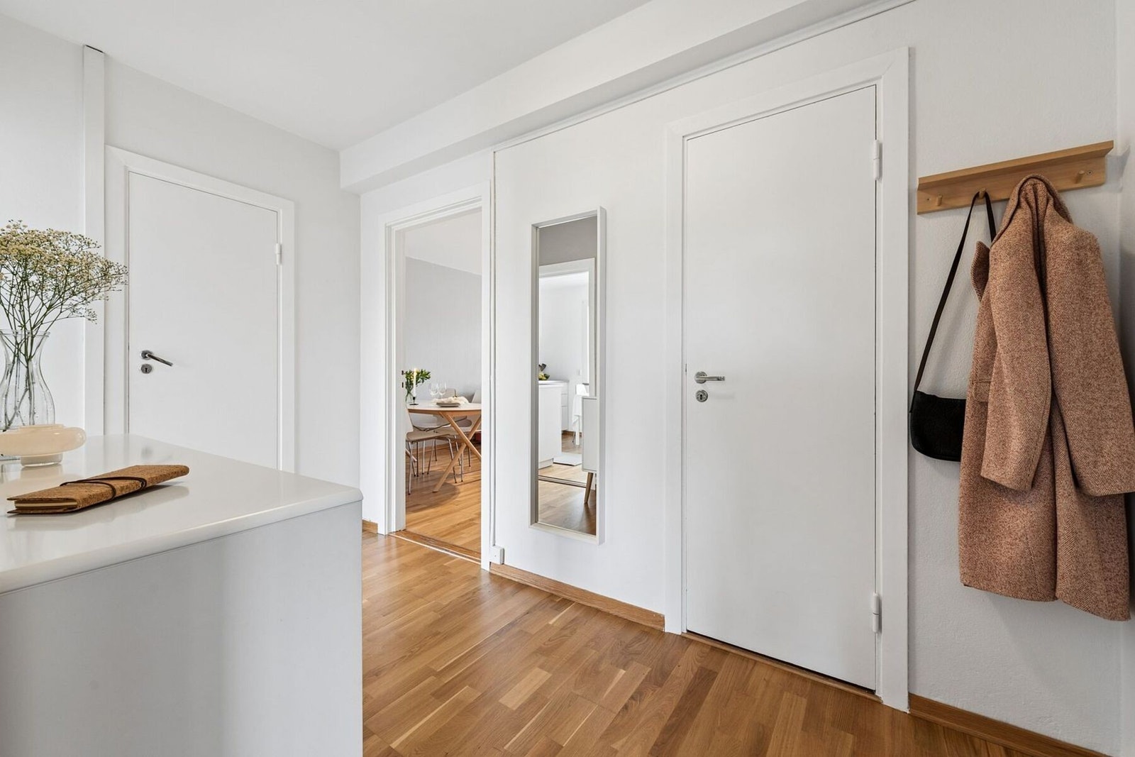 Fra entréen er det også adkomst til en svært praktisk bod, som egner seg godt som garderobe og til annen oppbevaring. Galleribilde