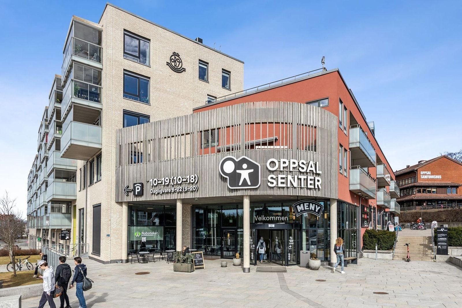 Oppsal Senter ligger 10 minutters gange fra boligen og byr på et godt utvalg av butikker. Spisestedet Østensjø Havn er et populært samlingssted med hyggelig uteservering om sommeren. Galleribilde