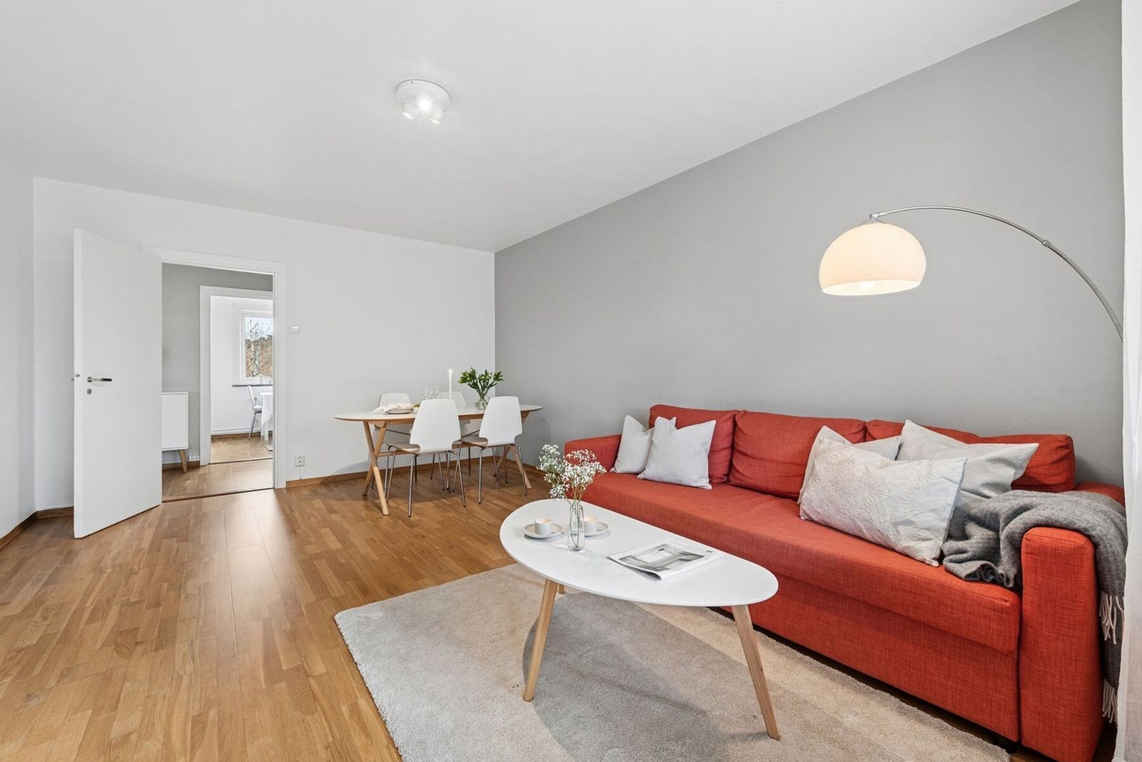 Stuen har naturlige soner for spisebord og sofagruppe med tilhørende møblement, og innbyr til sammenkomster med venner og familie. Galleribilde
