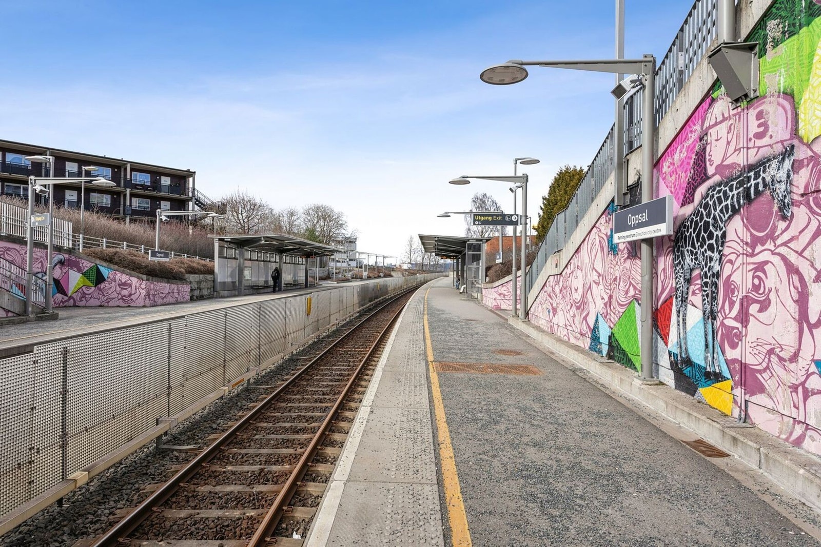 Det er kun 10 minutters gange til Oppsal T-bane (linje 3) og ca. 16 minutters reisetid til sentrum. I tillegg finnes flere bussholdeplasser i nærheten av boligen, med blant annet buss nr. 76 og 79. Galleribilde