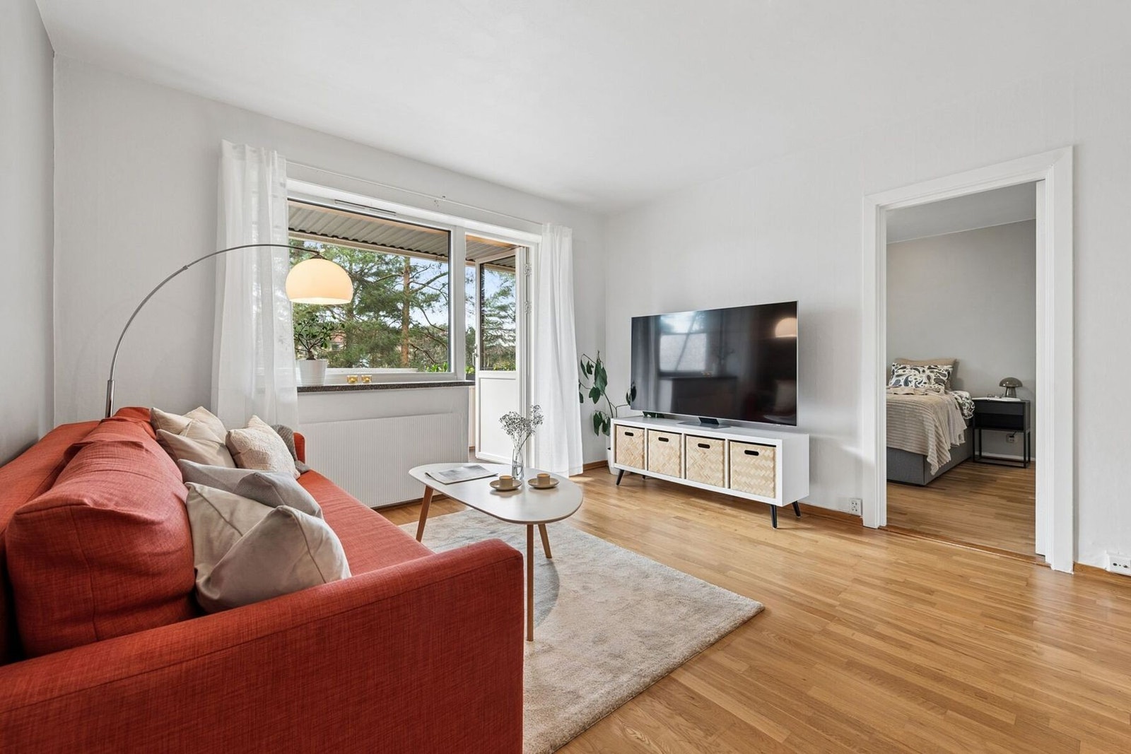 Som gjennomgående leilighet byr boligen på rikelig med naturlig lys og en luftig romfølelse. Boligen har lave bokostnader med blant annet varmtvann og fyring inkludert. Galleribilde