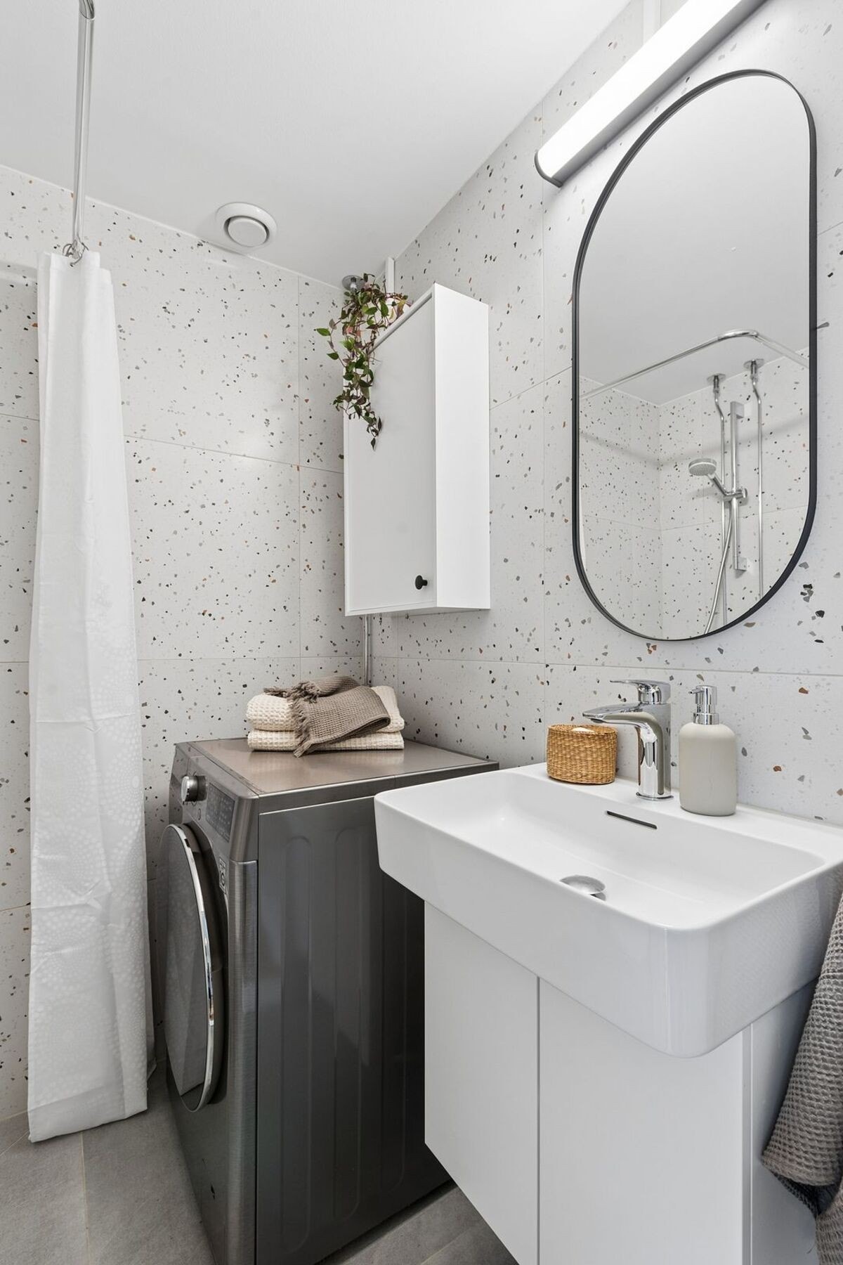 Badet har ny innredning fra 2024. Kombinert vaskemaskin og tørketrommel fra 2023 medfølger, og har 10 års garanti. Galleribilde