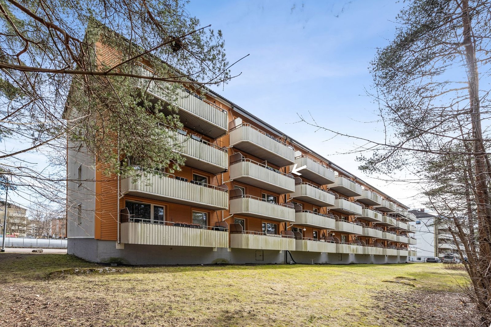 Boligen ligger i 3. etasje og har både loft- og kjellerbod. Borettslaget byr på grønne uteområder og lekeplasser, som skaper et hyggelig og barnevennlig bomiljø. Galleribilde