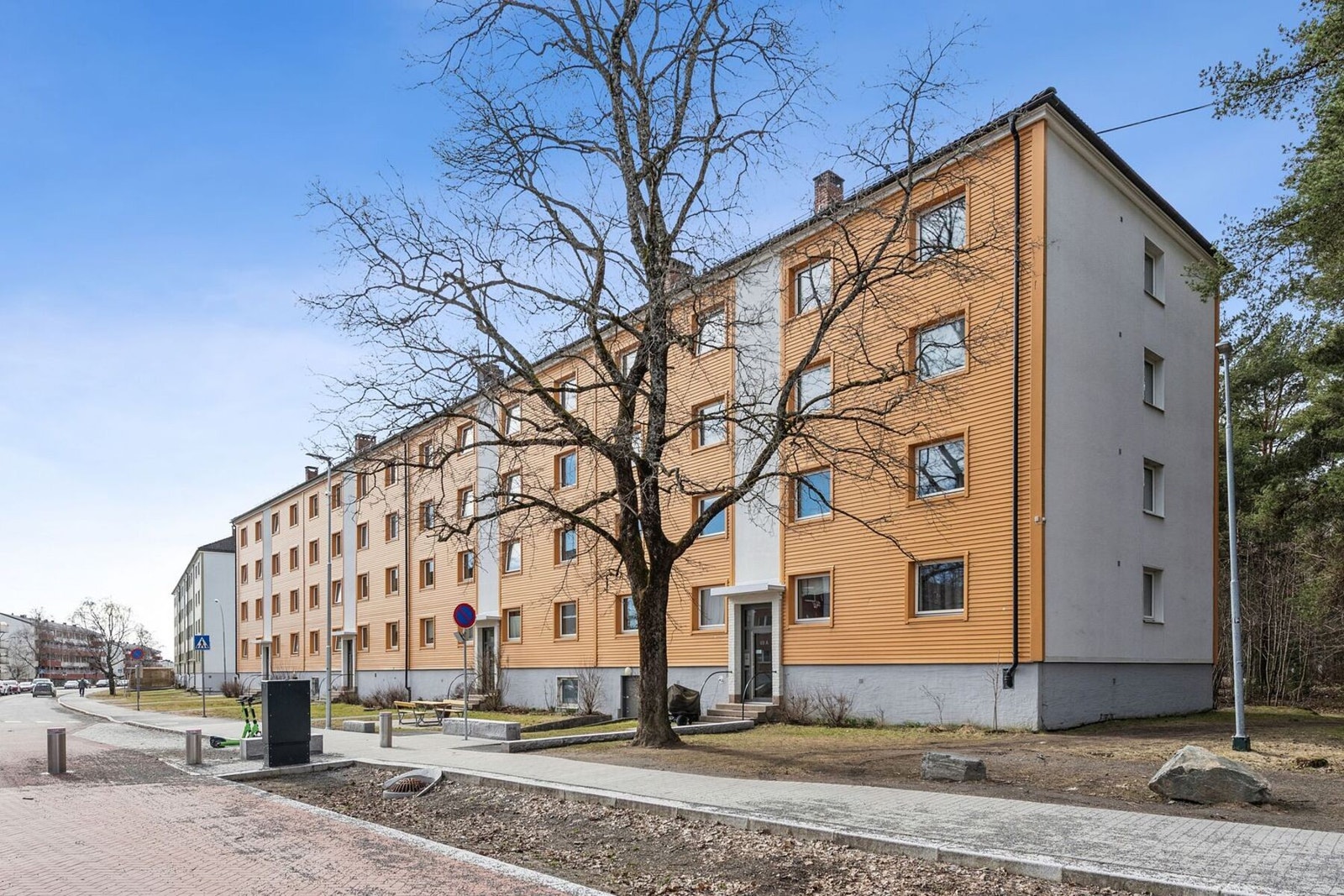 Vetlandsveien ble stengt for gjennomkjøring utenfor boligen i 2025, og området er oppgradert med sykkelvei, brede fortau og grønne omgivelser, noe som gir et rolig og trafikksikkert nærmiljø. Galleribilde