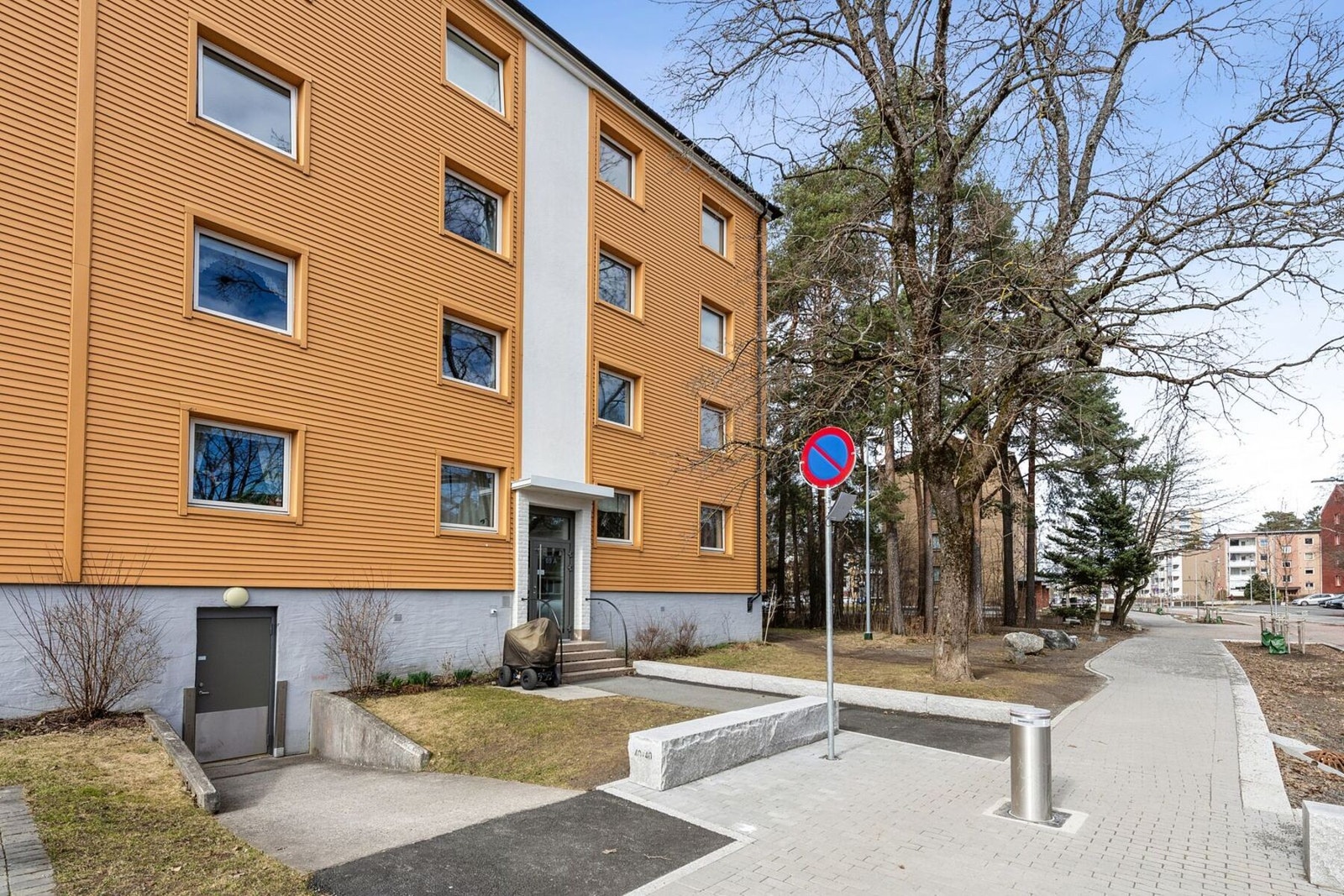 Det finnes fellesrom i kjelleren for oppbevaring av sykler og barnevogner. Kjelleren har egen utvendig inngang med rampe ved siden av inngangspartiet, som gir enkel og praktisk adkomst. Galleribilde